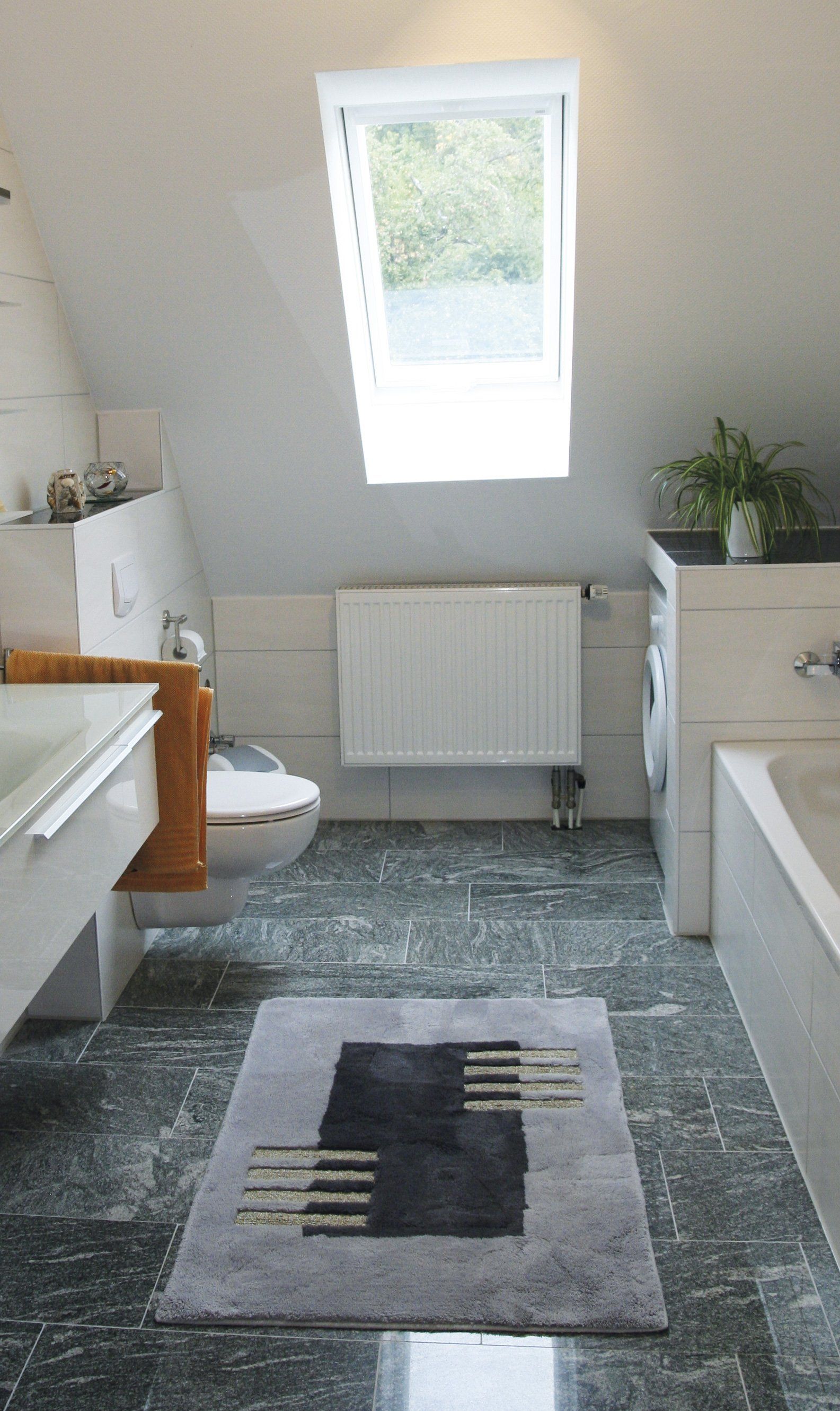 Großes Bad mit Wanne und Dusche