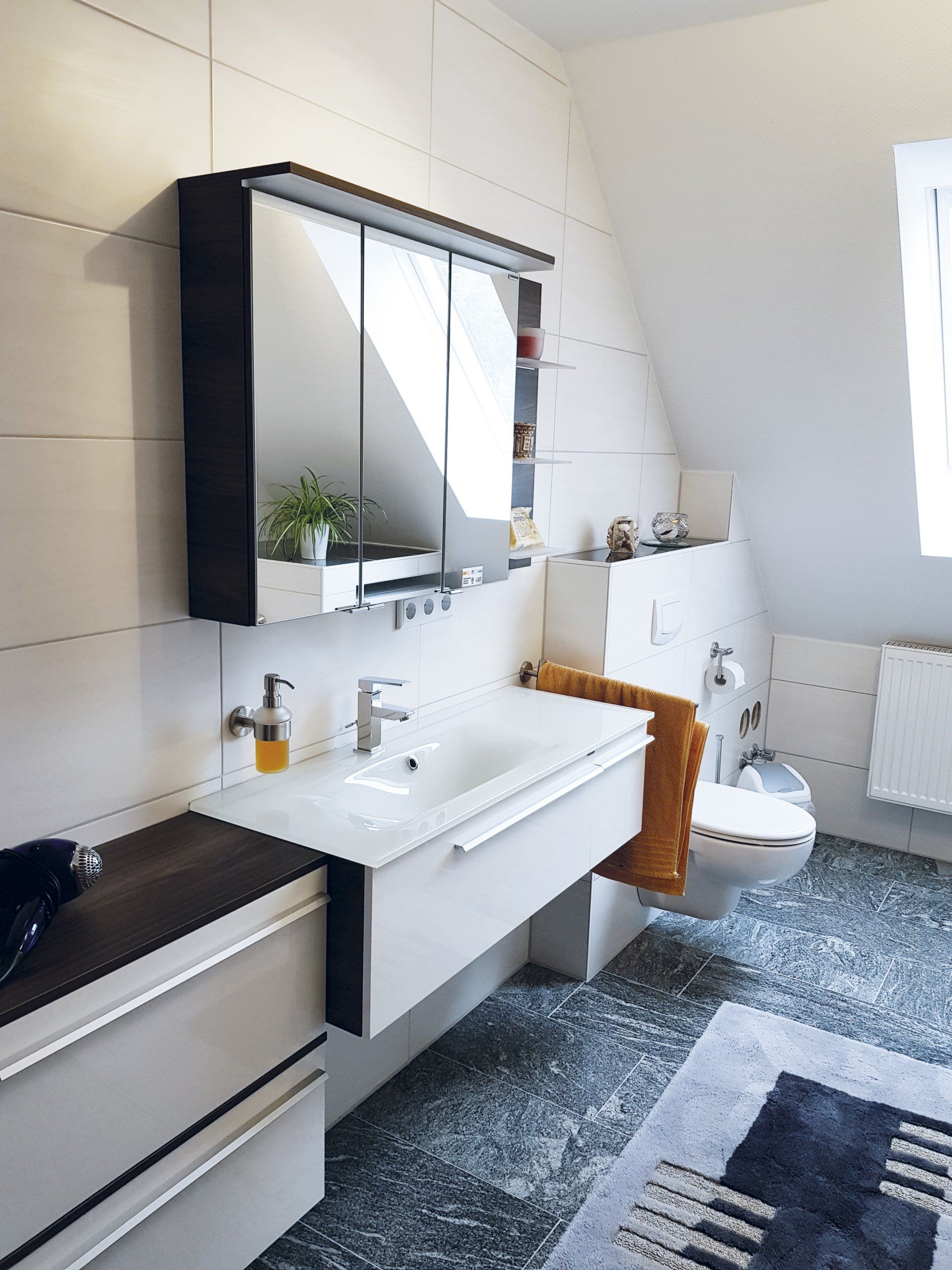 Badezimmer mit Wanne und Dusche