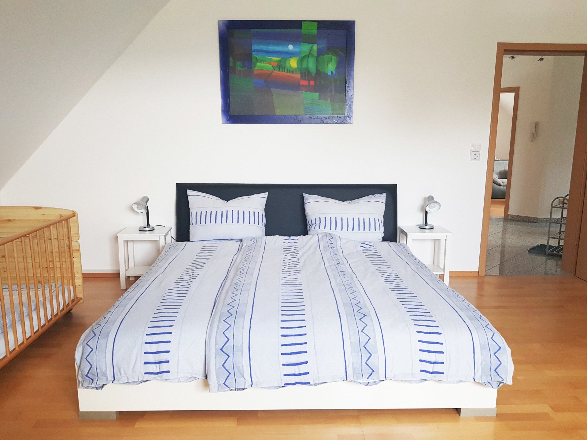 Elternschlafzimmer mit Kinderbett