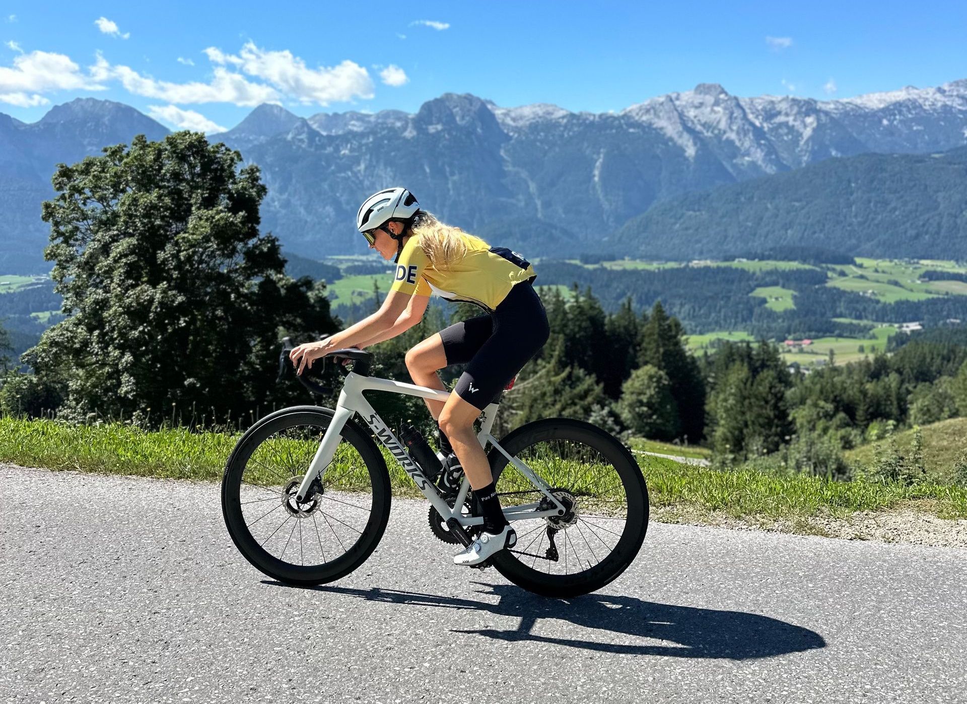 RIDE IW CYCLING WEAR Mit dem Fahrrad durch das Salzburger Land. Anstieg zur Postalm mit atemberaubendem Blick auf die Berge der Umgebung.