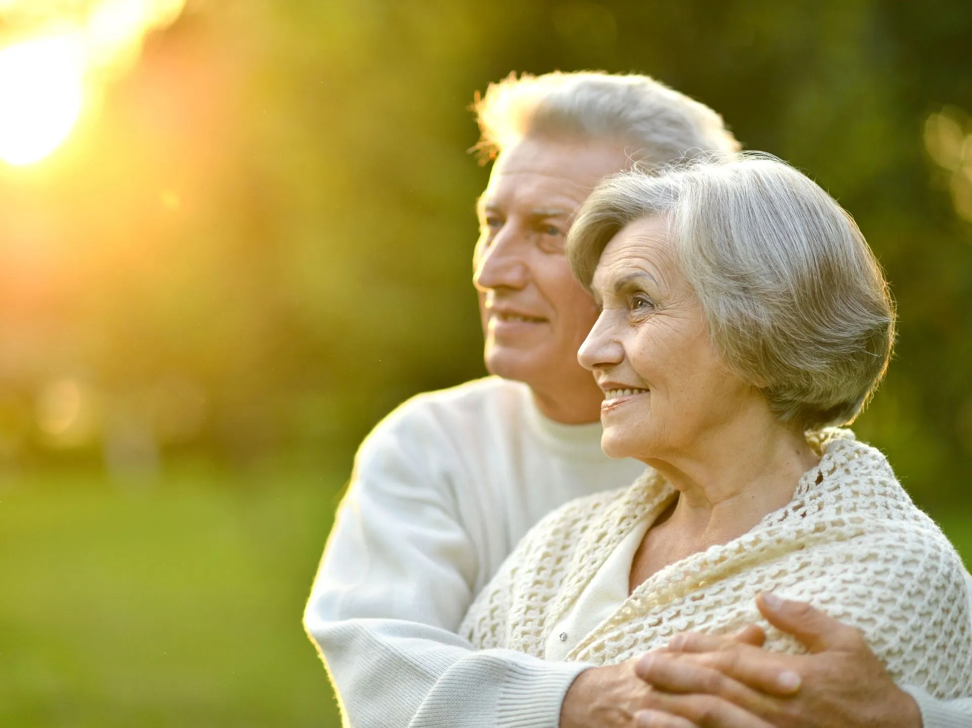 Paar mit Blick auf Sonnenaufgang - Illustration für Pflegedienst für Mittweida, Frankenberg und Hainichen in Sachsen