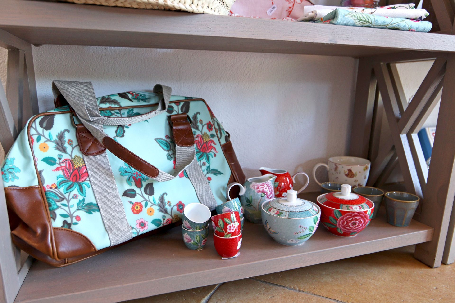 Tasche und Geschirr
