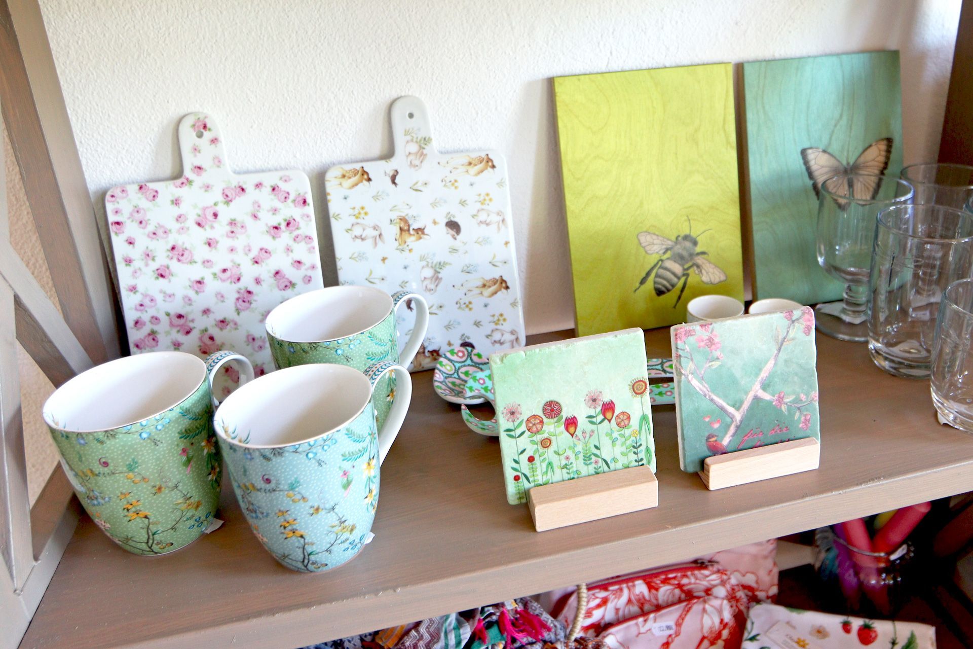 Bretter, Tassen, Untersetzer, Bilder