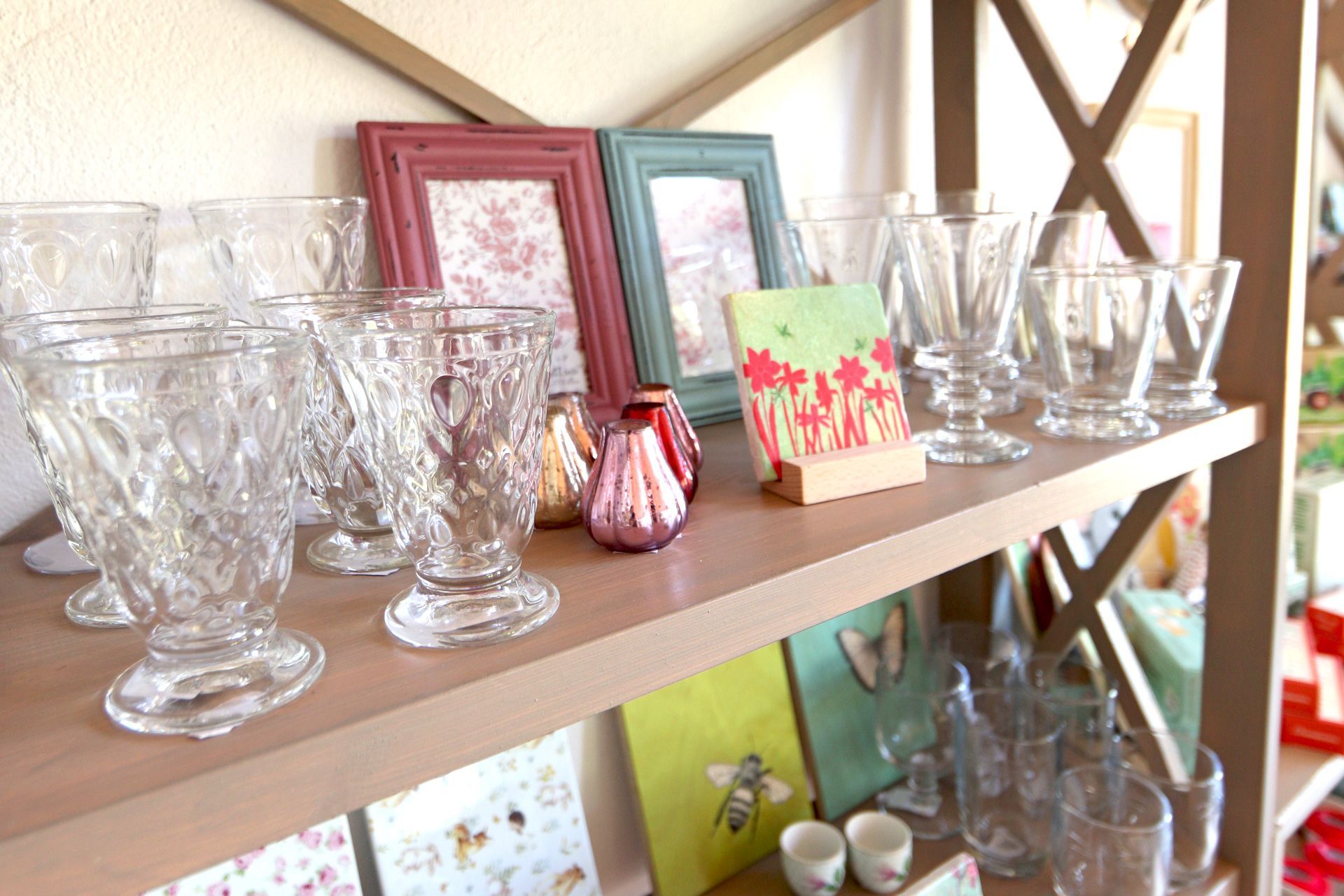 Bild Schnick & Schnack Schnick & Schnack Regal mit Tassen, Brettchen, Gläsern und Untersetzern