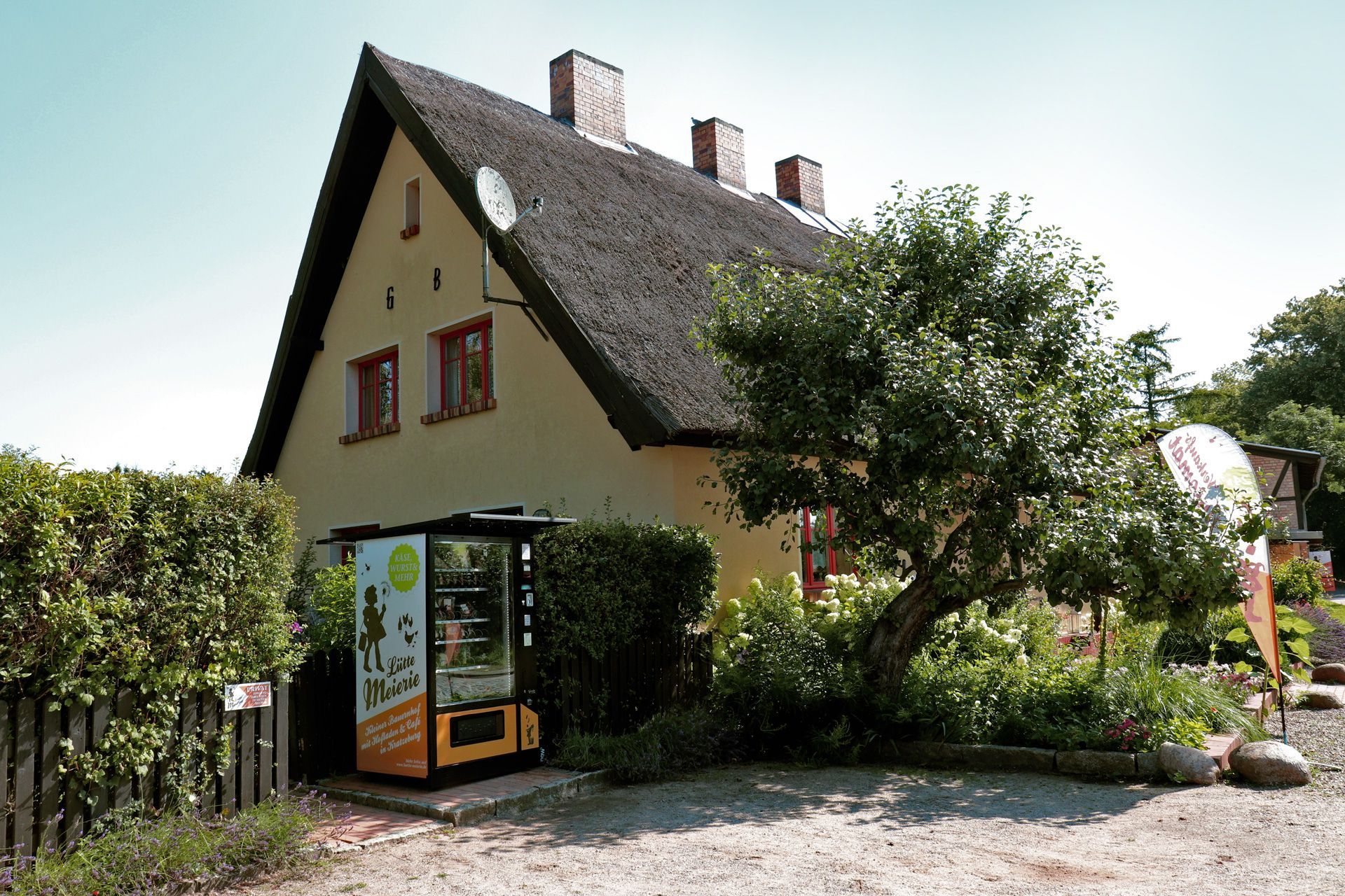 Verkaufsautomat der Lütten Meierie auf dem Parkplatz des Hofladens in Kratzeburg