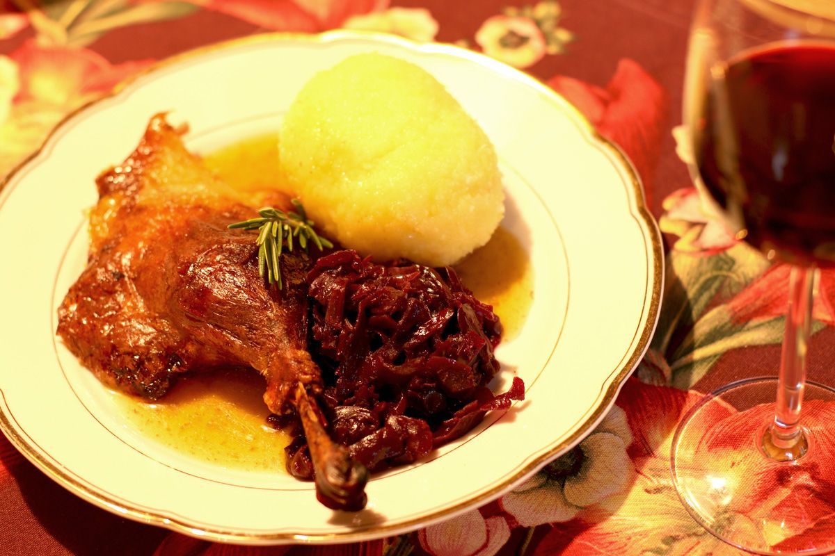 Entenbraten mit Rotkohl und Kartoffelkloß dazu Rotwein