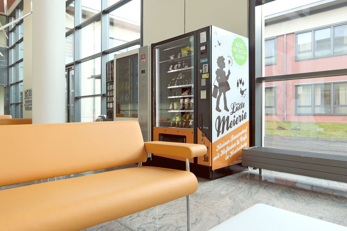 Verkaufsautomat der Lütten Meierie im Foyer des Krankenhauses Neustrelitz