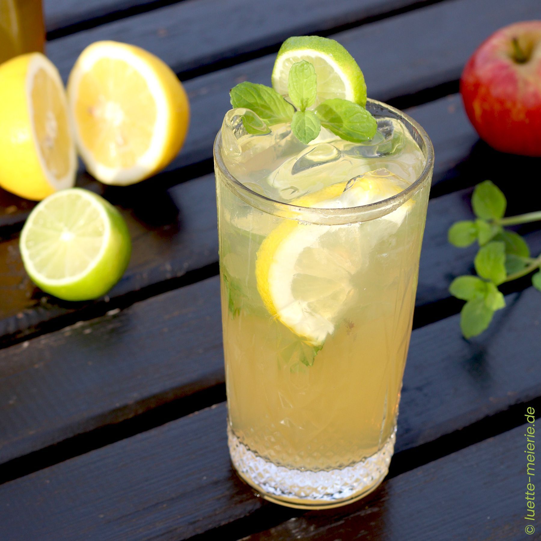 Ein Glas Quitten-Limonade mit Crushed Ice, Zitrone und Limette aus der Lütten Meierie Kratzeburg