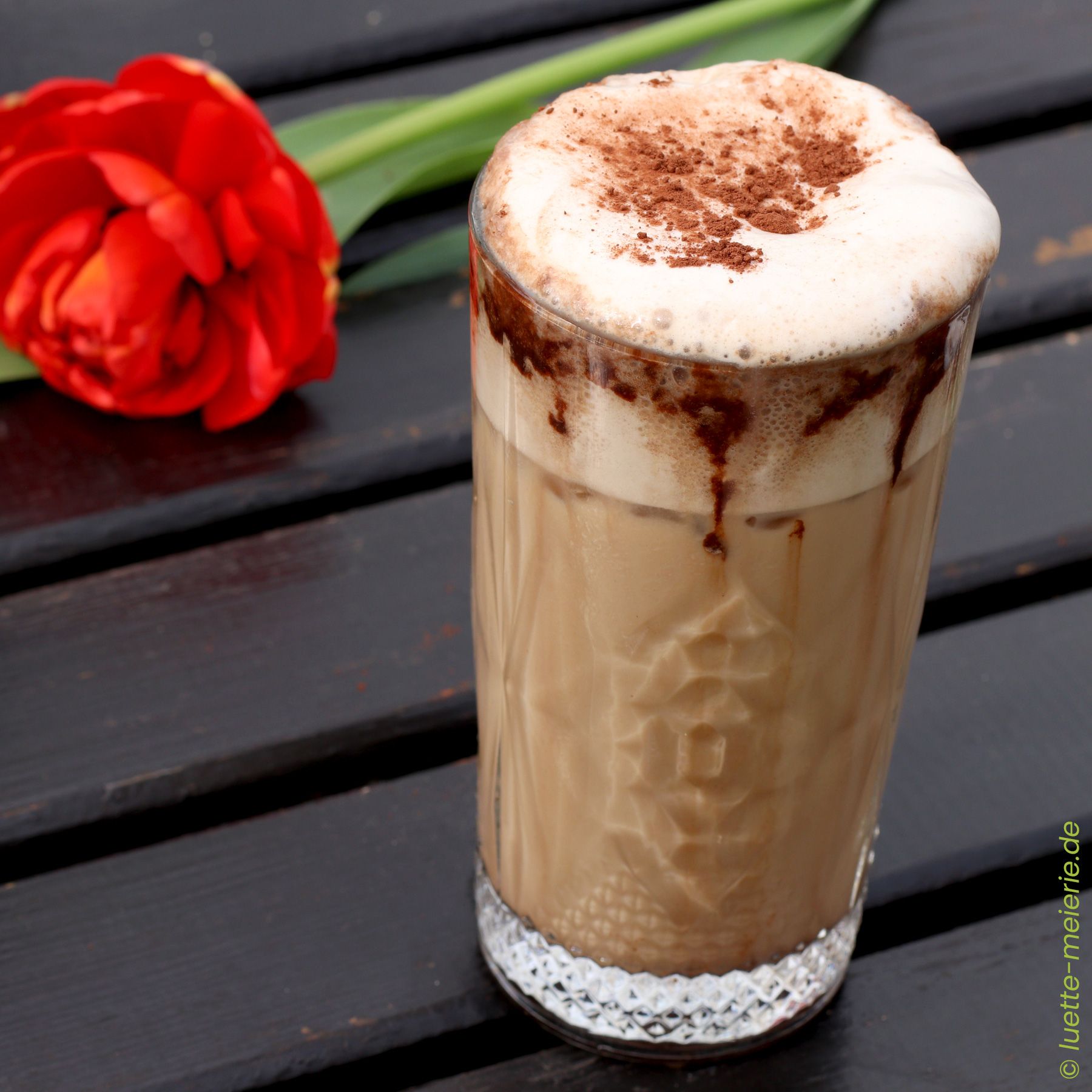 Ein Glas Milchshake Espresso & Schoko mit Crushed Ice aus der Lütten Meierie Kratzeburg