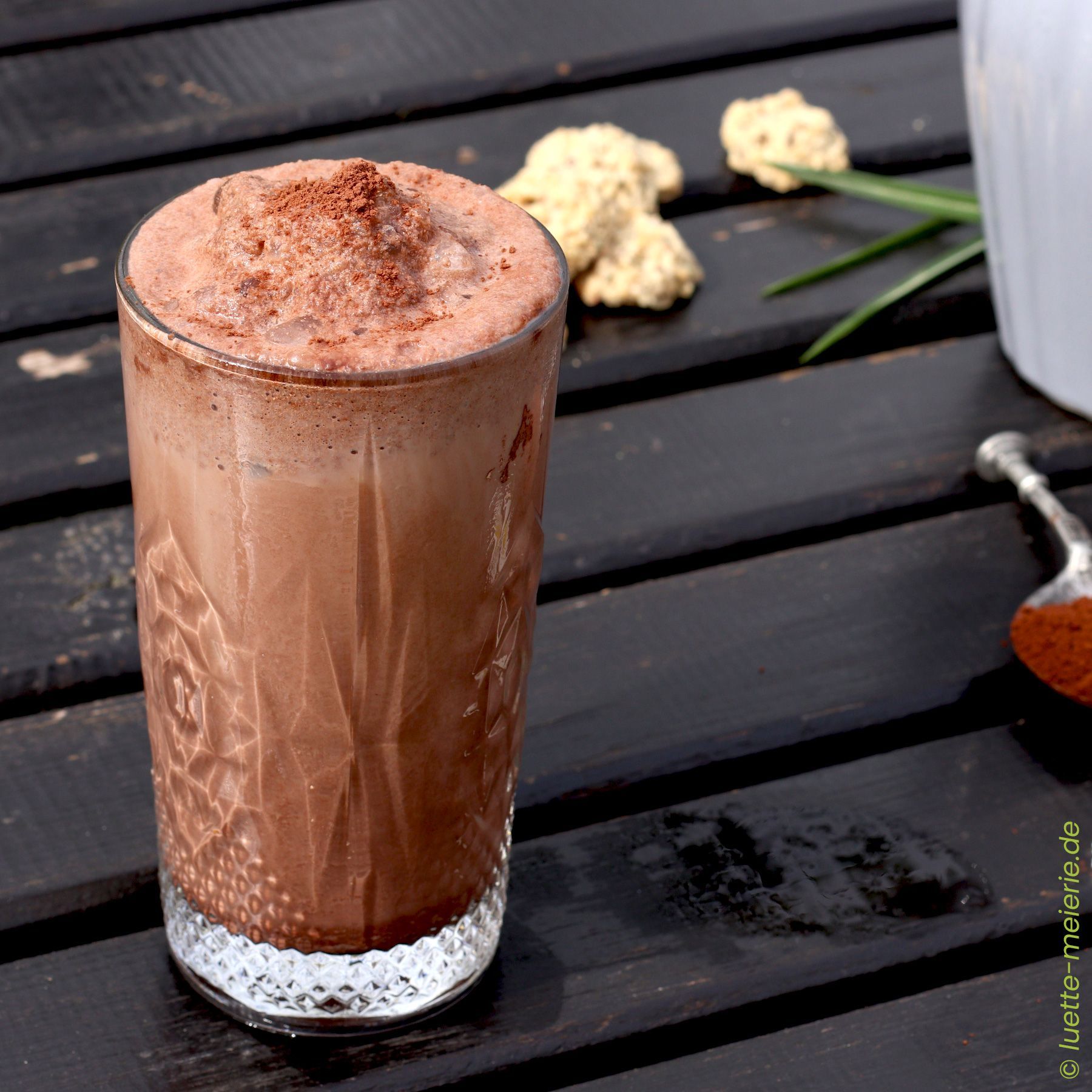 Ein Glas Milchshake Keks & Schoko mit Crushed Ice aus der Lütten Meierie Kratzeburg