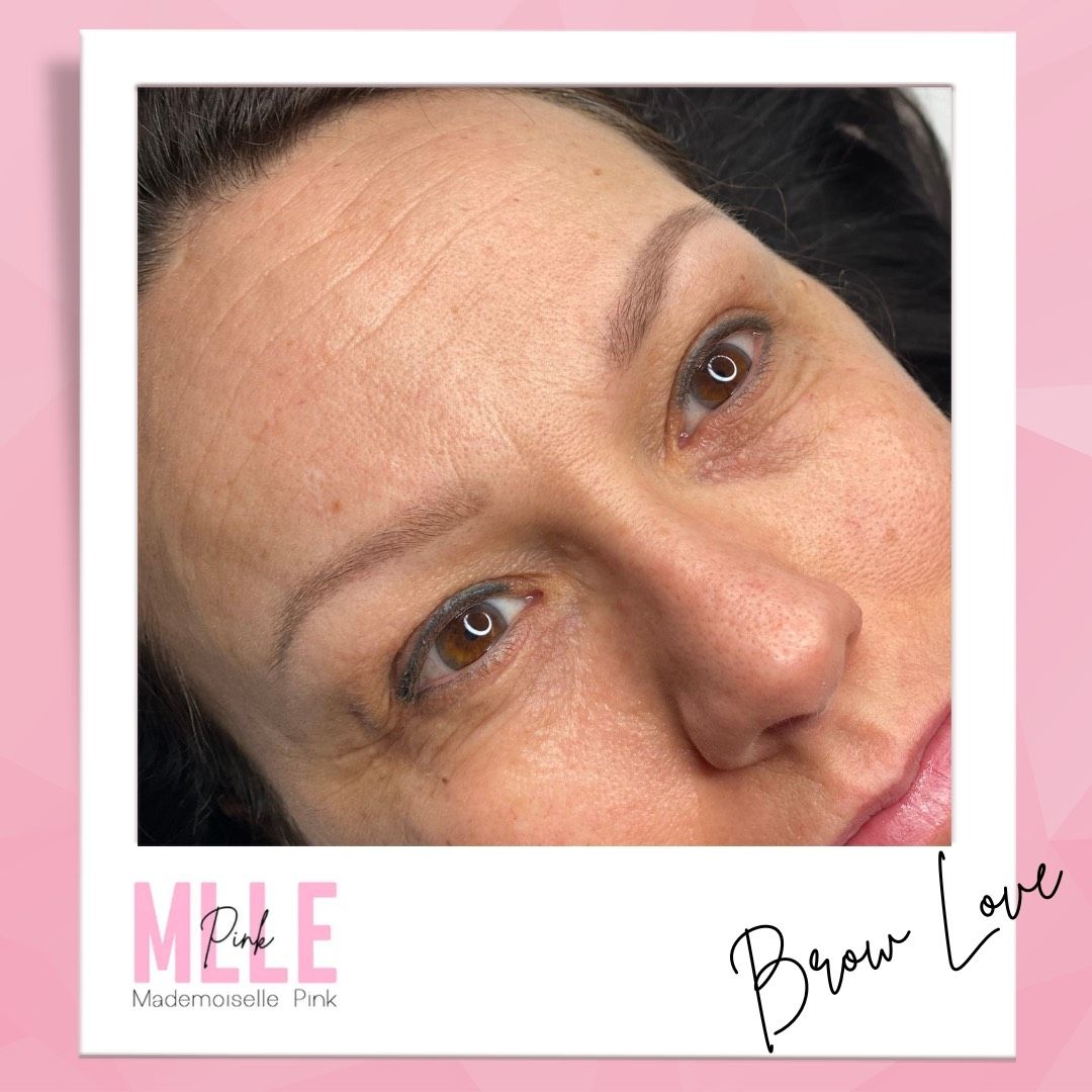 Natürliche Augenbrauen mit Permanent Make Up