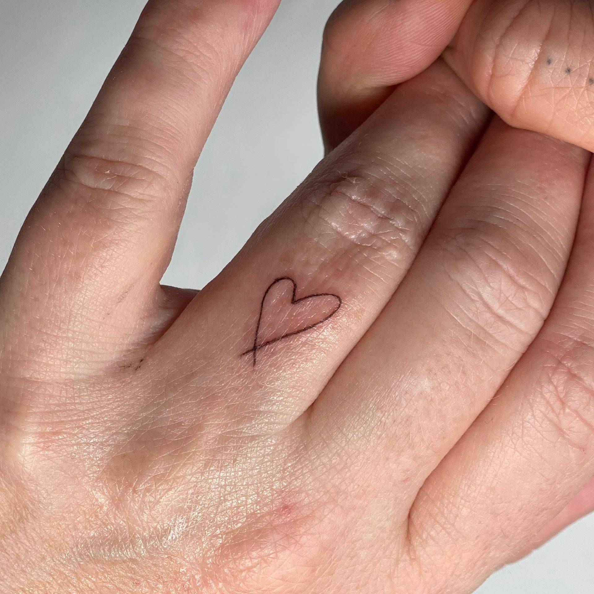 Fineline Tattoo Herz, Mini Tattoo Herz, Finger, Brandenburg, Berlin Glienicke Fineline Tattoo Herz, Mini Tattoo Herz, Finger, Brandenburg, Berlin Glienicke