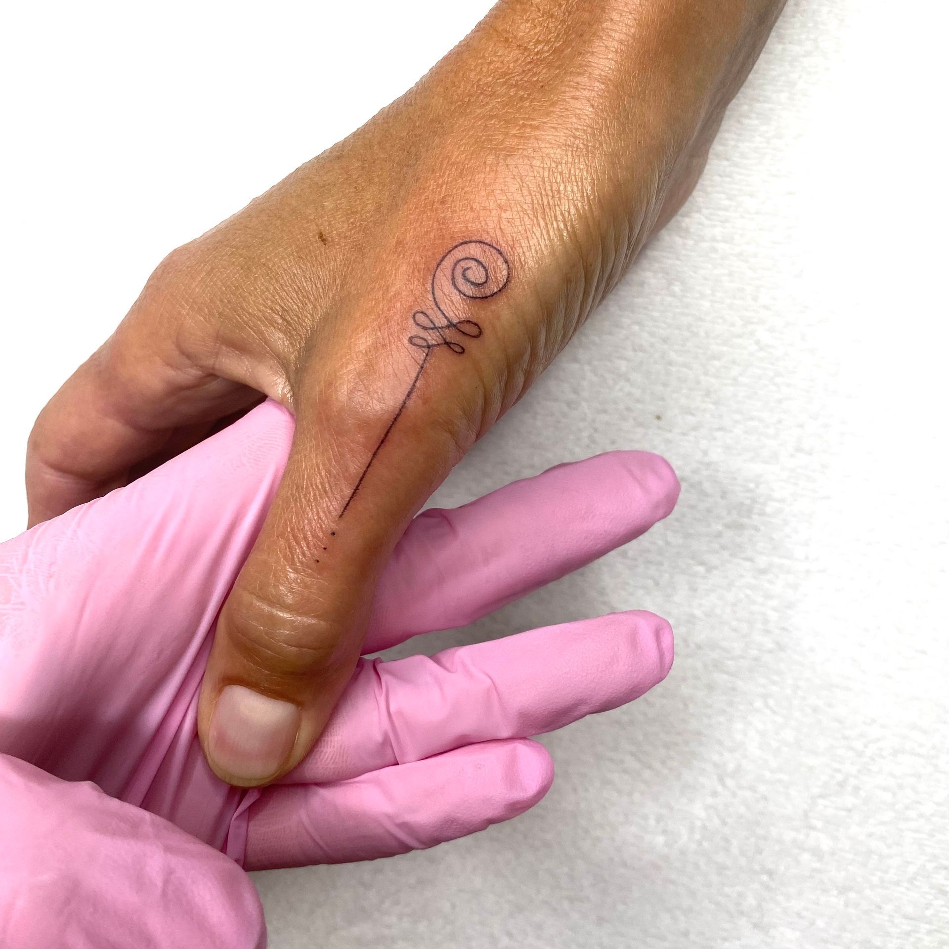 Fineline Tattoo, Unalome, Daumen