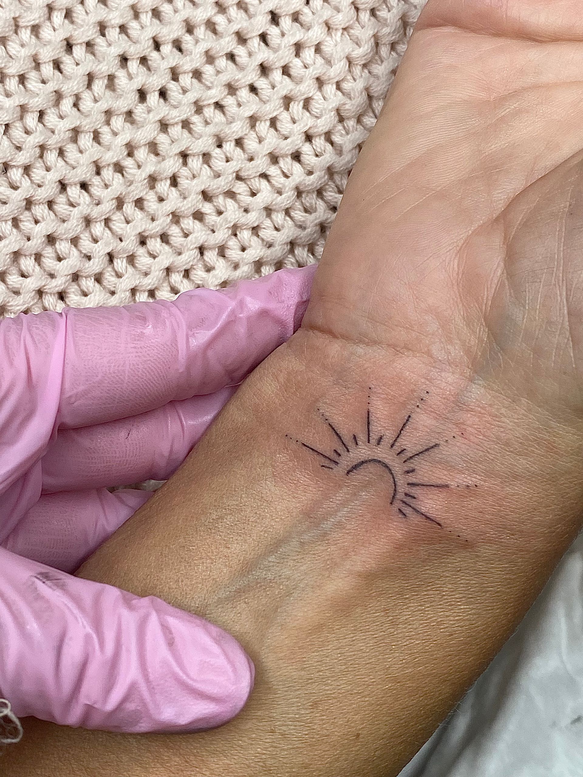 Fineline Tattoo, Minitattoo, Sonne