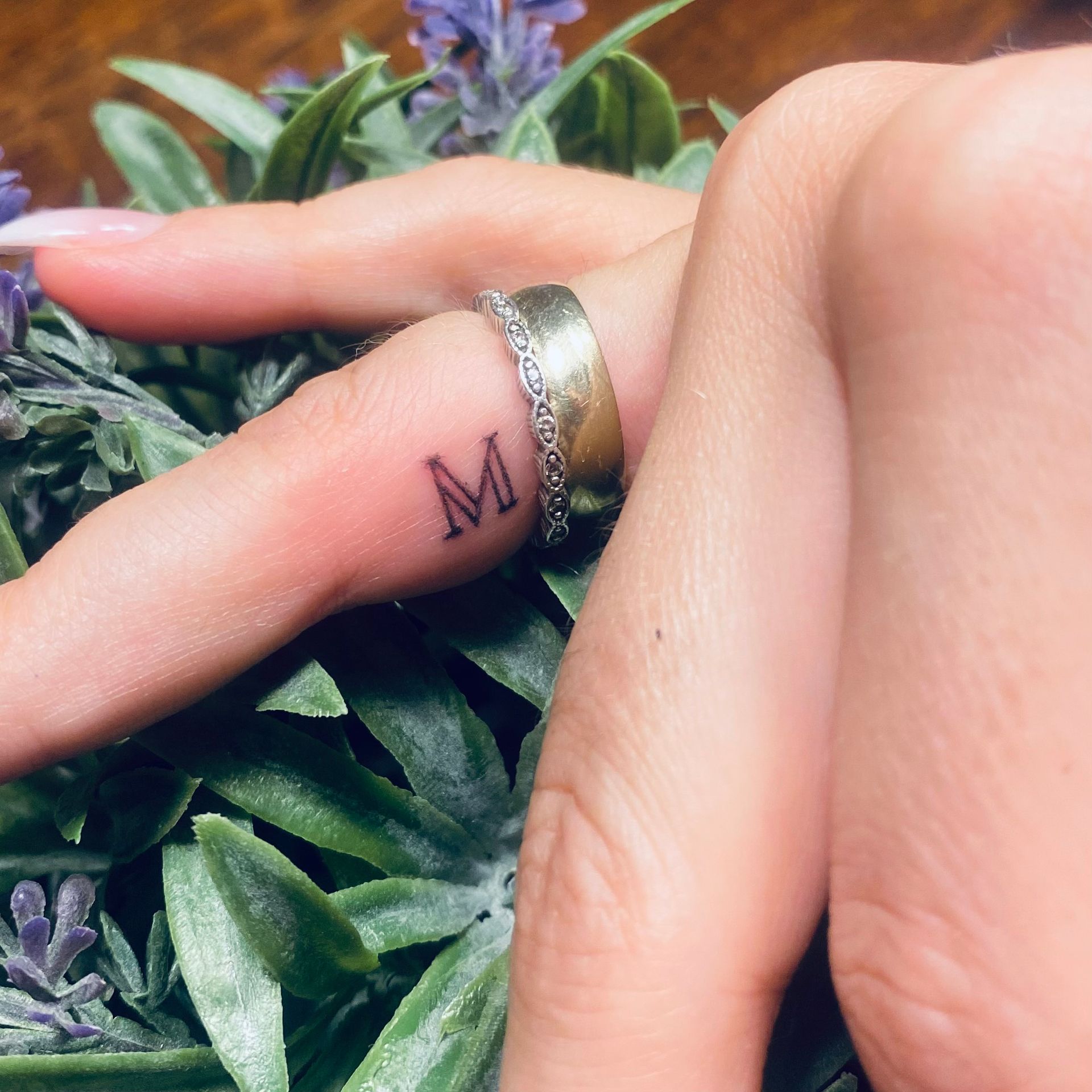 Fineline Tattoo Buchstabe, Mini Tattoo Buchstabe, Finger, Brandenburg Fineline Tattoo Herz, Mini Tattoo Herz, Finger, Brandenburg, Berlin Glienicke Fineline Tattoo Herz, Mini Tattoo Herz, Finger, Brandenburg, Berlin Glienicke