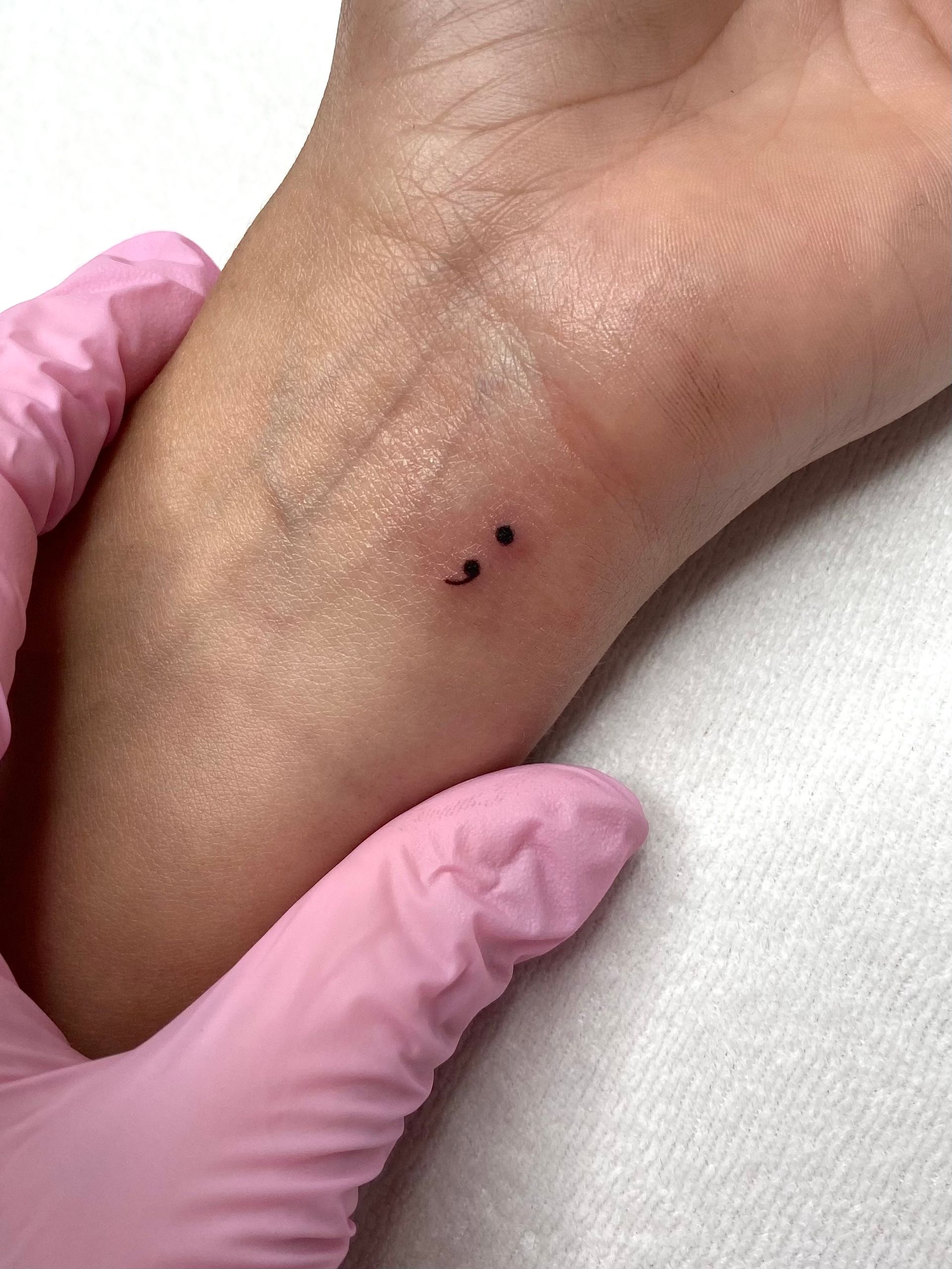 Minitattoo, Fineline Tattoo, Handgelenk, Semikolon