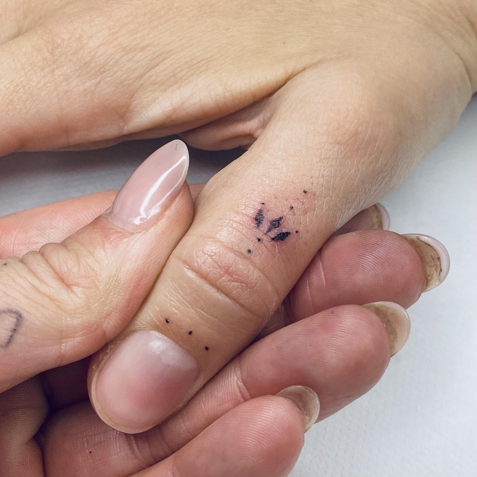 Fingertattoo, Minitattoo, Finger Tattoo, Daumen Tattoo