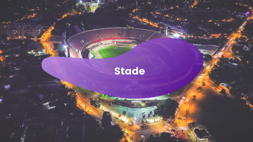 Image d'un stade illuminé vu de haut la nuit avec une bulle violette en avant où il y a écrit 