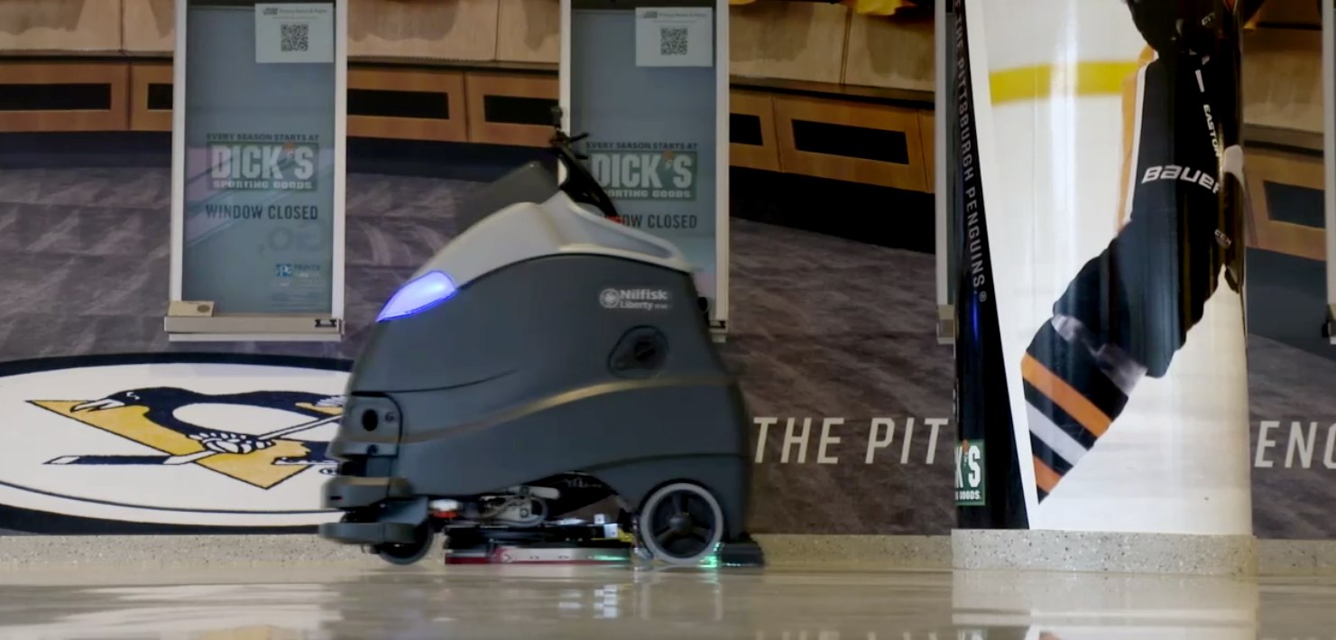 Les Penguins de Pittsburgh présentent des drones et des robots de nettoyage à la PPG Paints Arena