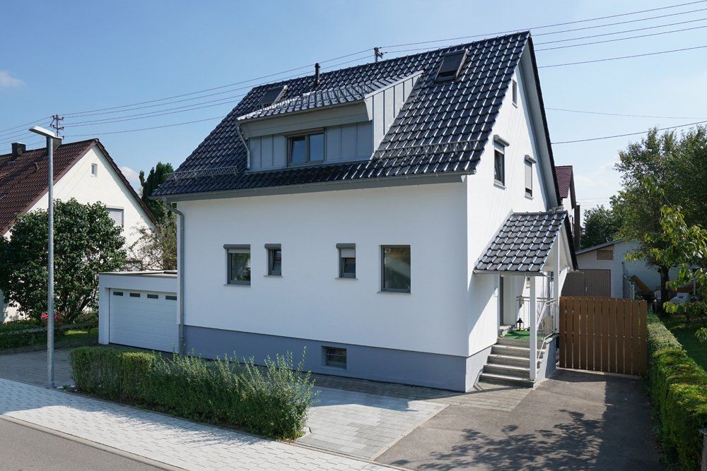 Dachumdeckung, mit neuer Gaube und Eingangsüberdachung