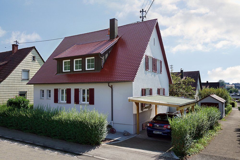 Dachumdeckung, nun glasierte Biberschwanzziegel, farbig passend zu Holzrollläden