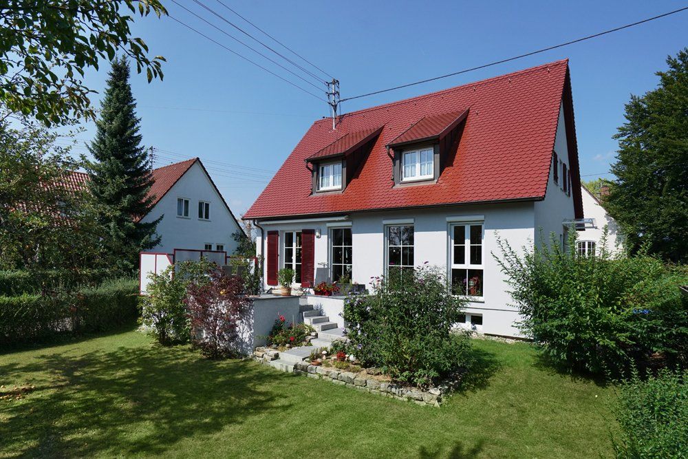 Dachumdeckung, nun glasierte Biberschwanzziegel, farbig passend zu Holzrollläden