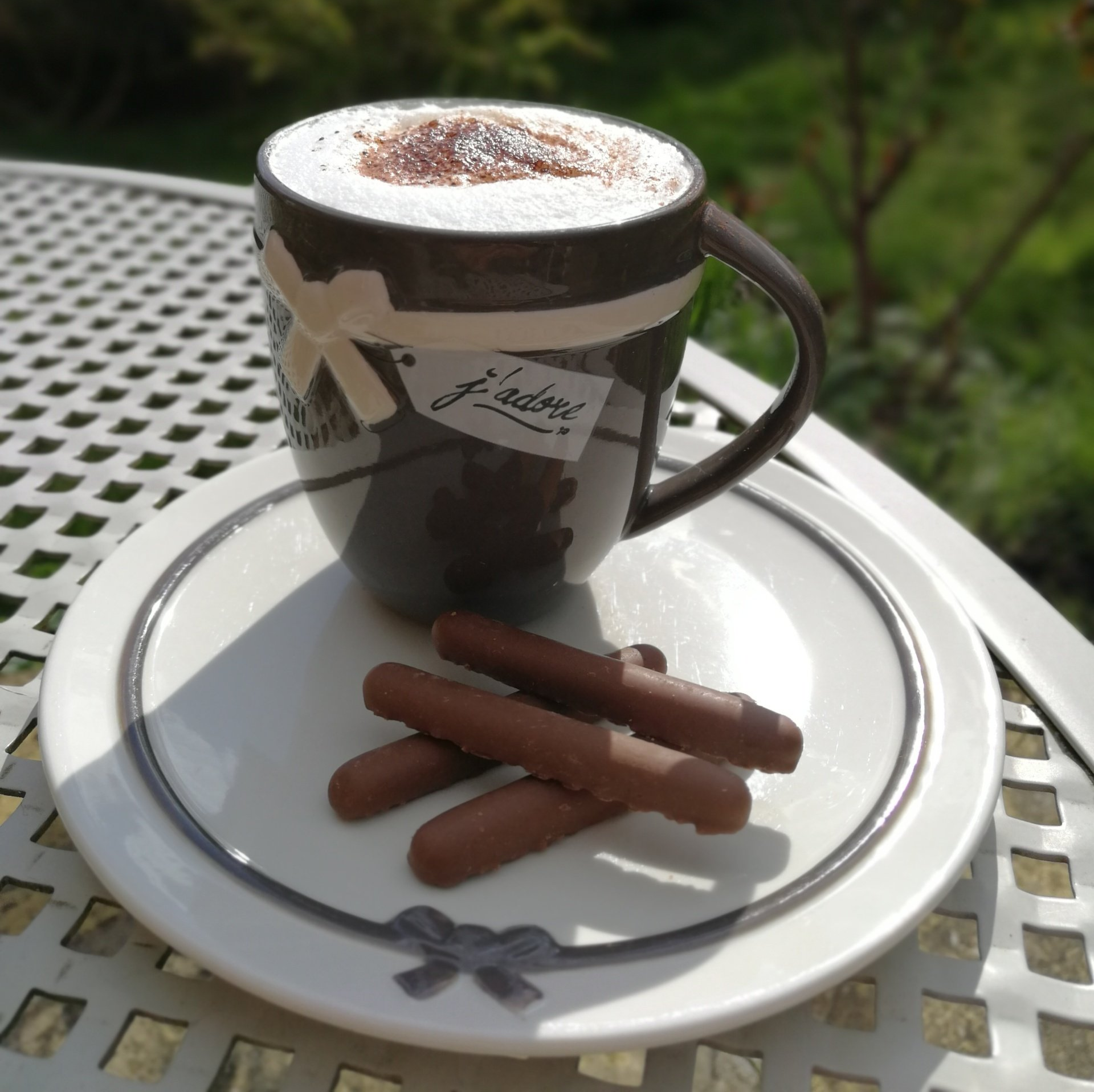 Paint pouring workshop including a hot drink