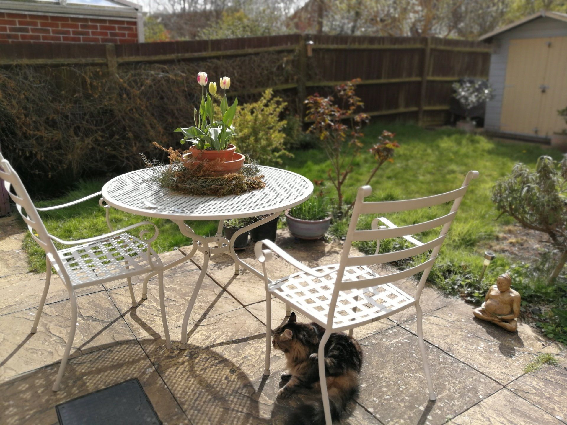 Paint pouring class in the garden