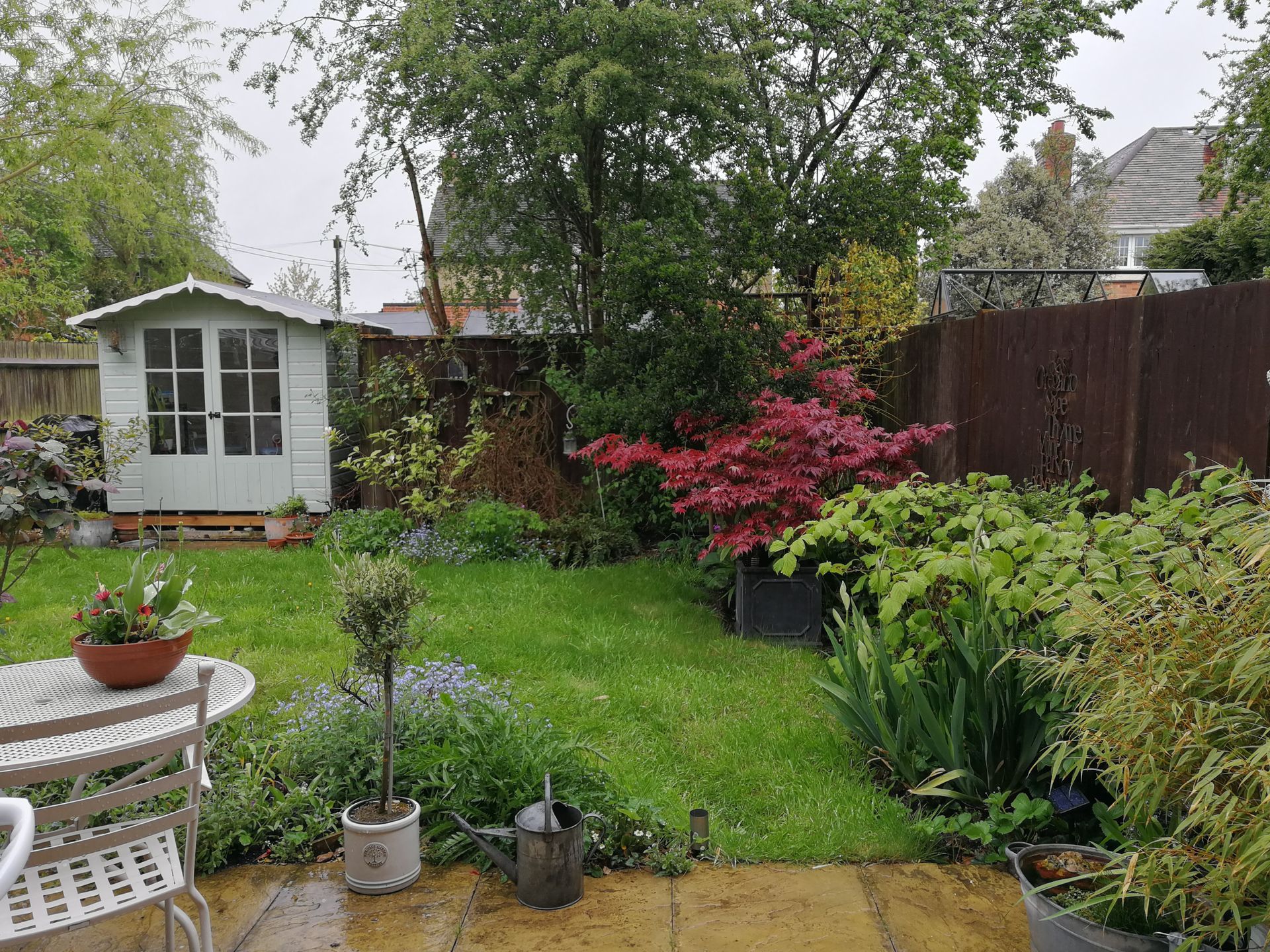 Paint pouring class in the garden