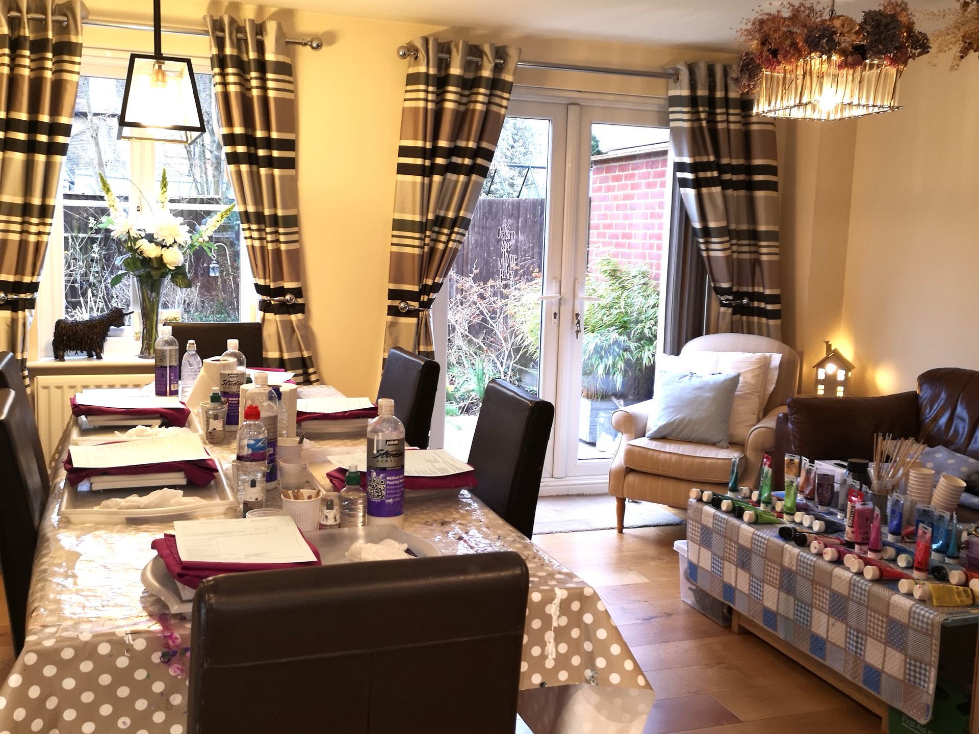 Paint pouring class in the garden