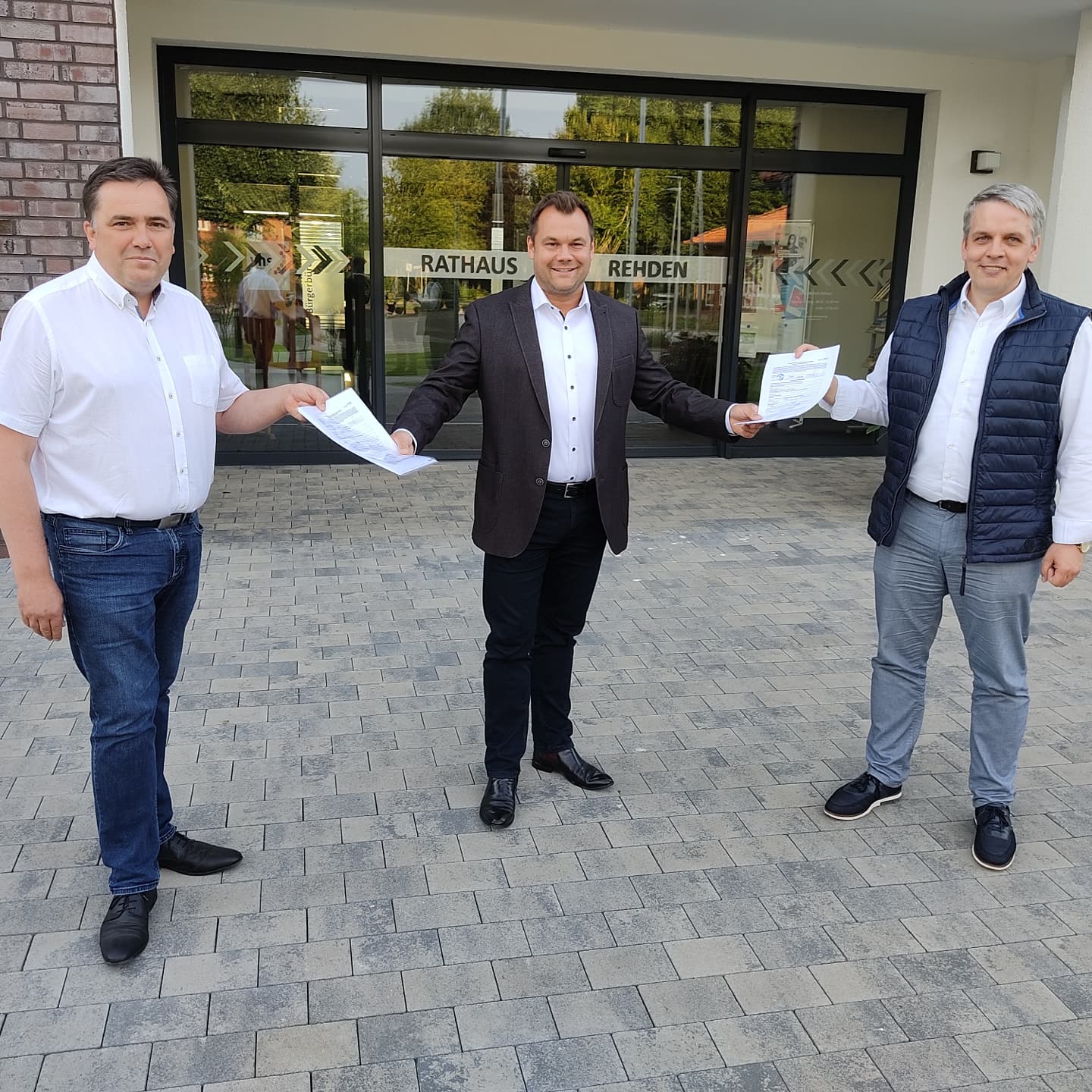Übergabe der gesammelten Unterstützungsunterschriften von Ralf Höfelmann und Heino Mackenstedt