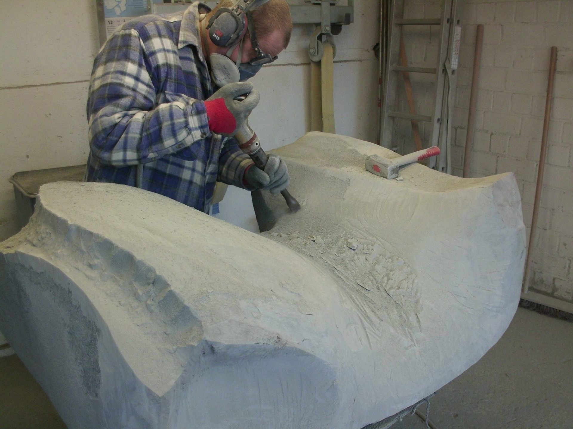 Steinmetz bei der Arbeit