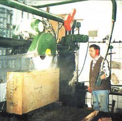 Sägearbeiten an einem Baustück für die Frauenkirche in Dresden