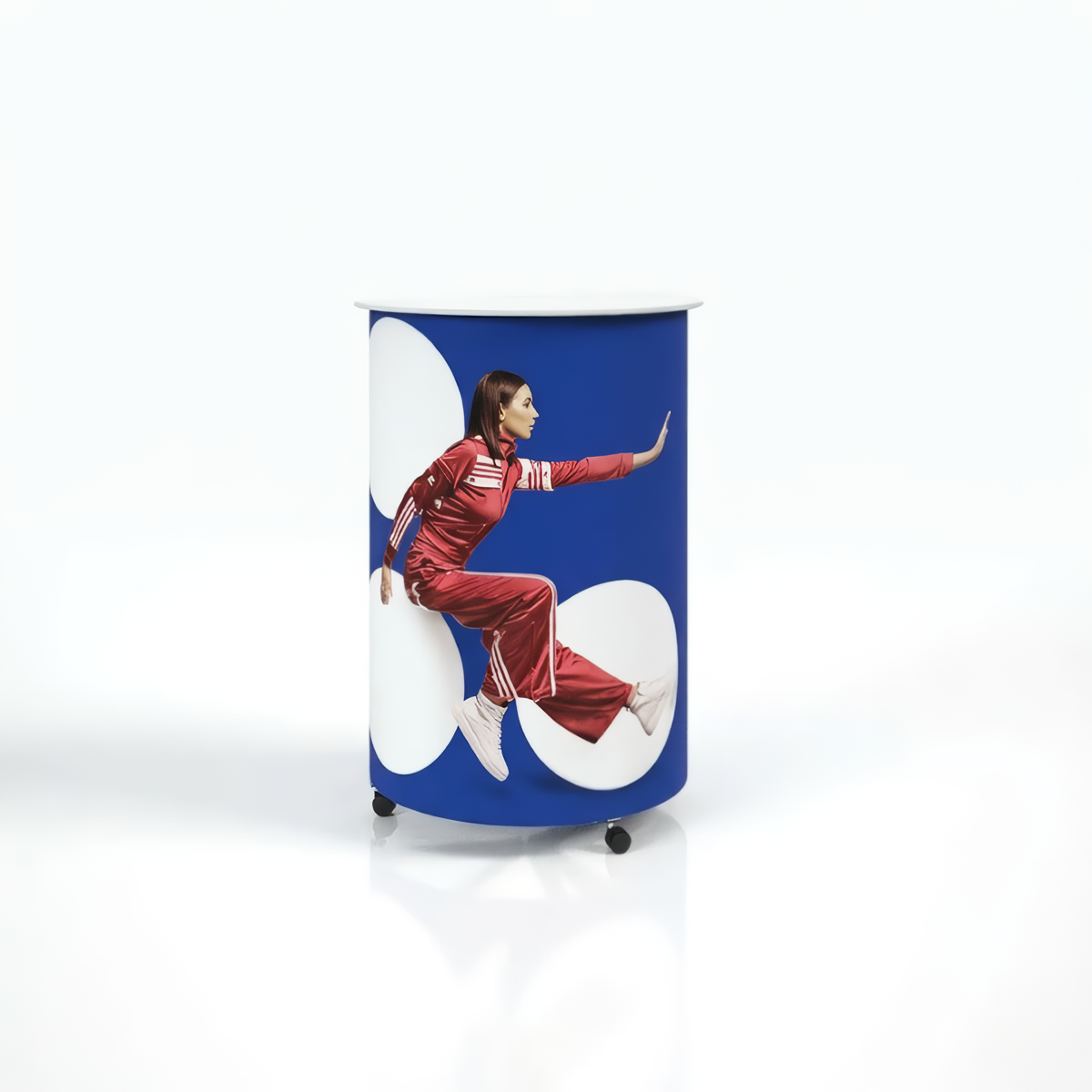 Impresión y método: PVC solvente
Carga máxima: 20 kg
Profundidad: 46 cm
Ensamblaje sin herramientas
Estructura con estantes
Estructura reutilizable
Bolsa blanda incluida