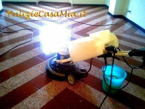 Pulizie pavimenti con la monospazzola Roma: marmo