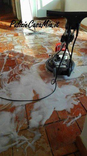 Pulizie pavimenti con la monospazzola Roma: cotto
