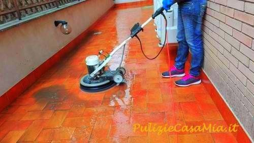 Pulizie pavimenti con la monospazzola Roma:pavimenti esterni