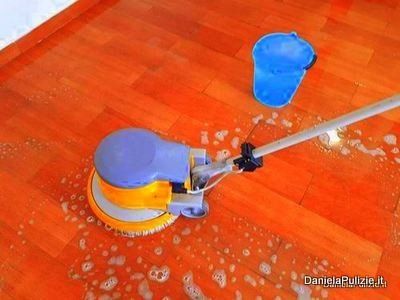 Pulizie pavimenti con la monospazzola Roma:gres effetto parquet