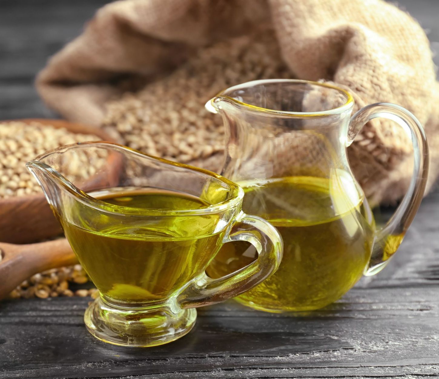 Kaltgepresstes Cannabissamenöl ist ein hochwertiges Speiseöl mit einem milden, nussigen Geschmack und vielen wertvollen Omega-3/6-Fettsäuren.