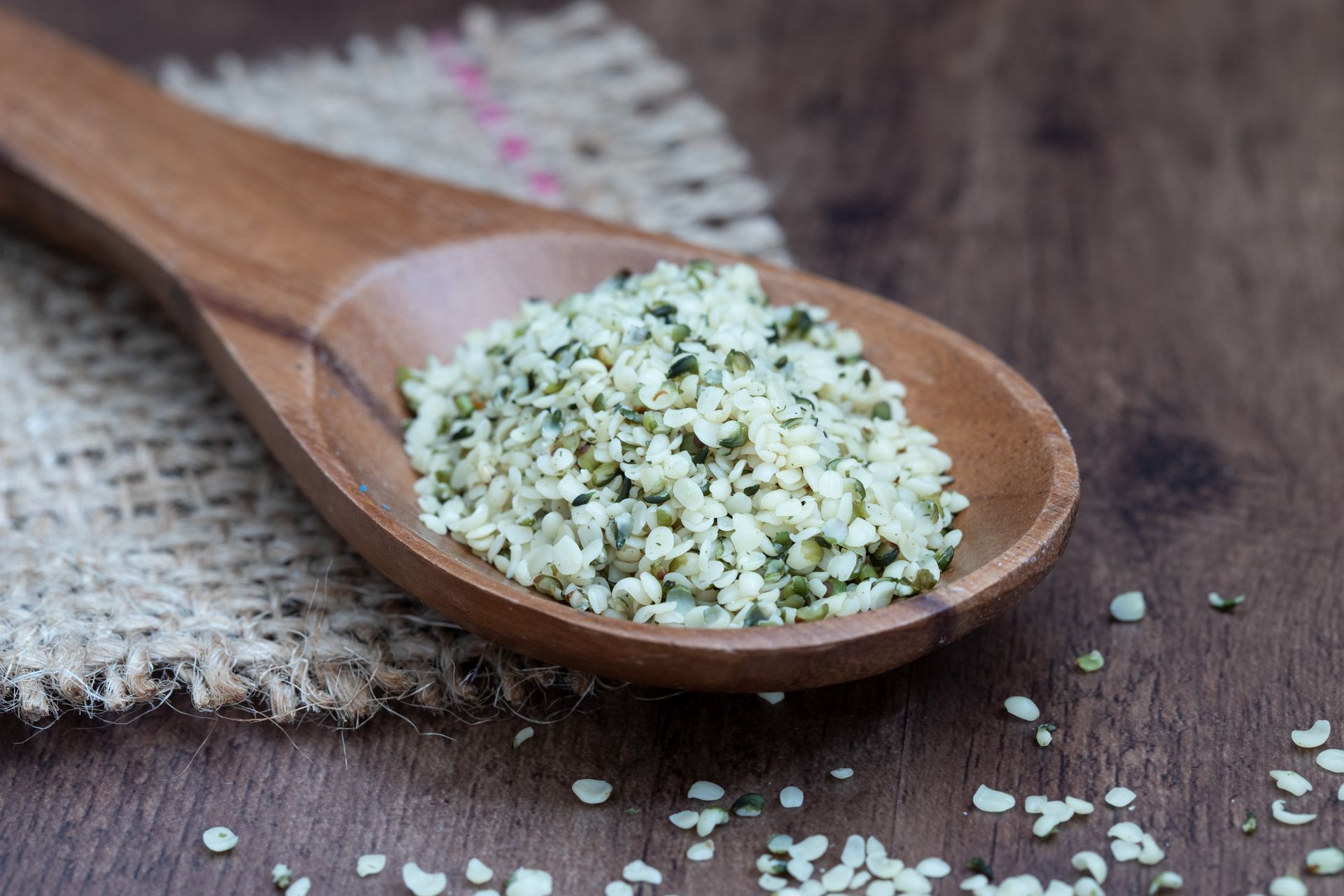 Cannabissamen werden von THC-armen Nutzhanf-Sorten der Art Cannabis sativa L. gewonnen.