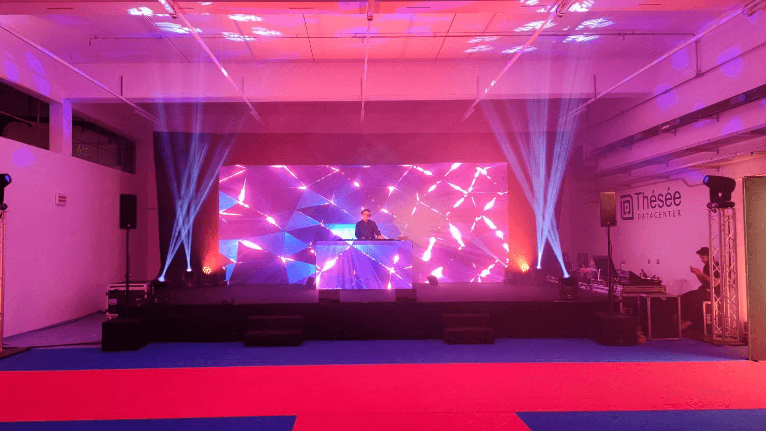 Une scène avec un grand éclairage de scène illuminant l'espace pour une performance.