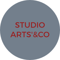 Logo de Studio art'&Co. Texte pourpre et fond gris.