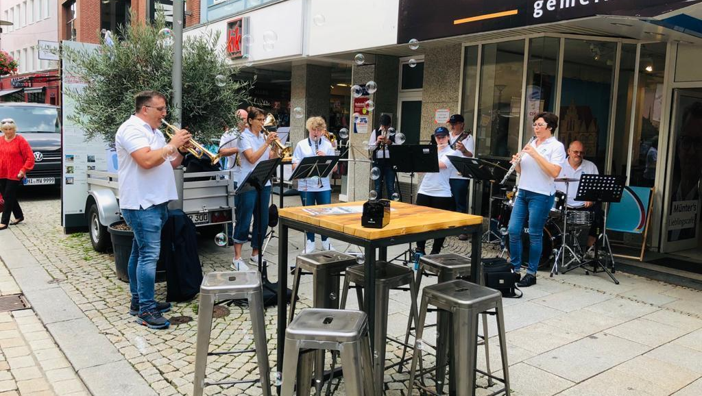 10.07.2021 - Auftritt für den CDU Ortsverband Himmelsthür vor dem Café Union in der Fußgängerzone in Hildesheim