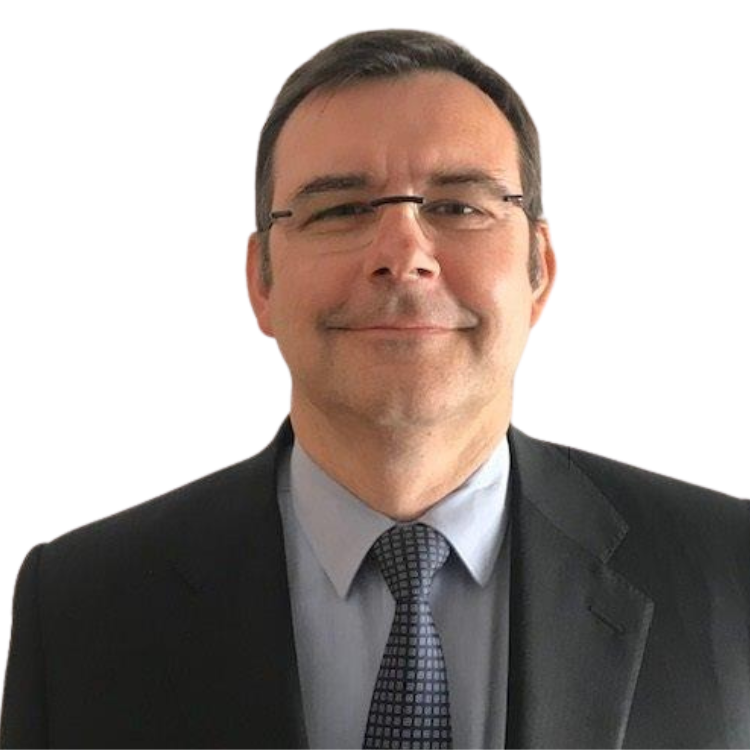 Ein deutsch-italienischer Rechtsanwalt in Anzug und Krawatte mit Brille lächelt vor einem schlichten Hintergrund in die Kamera.