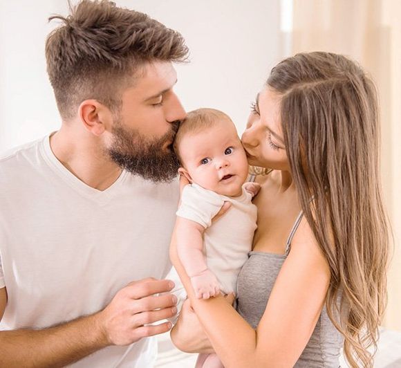 bébé entre ses parents