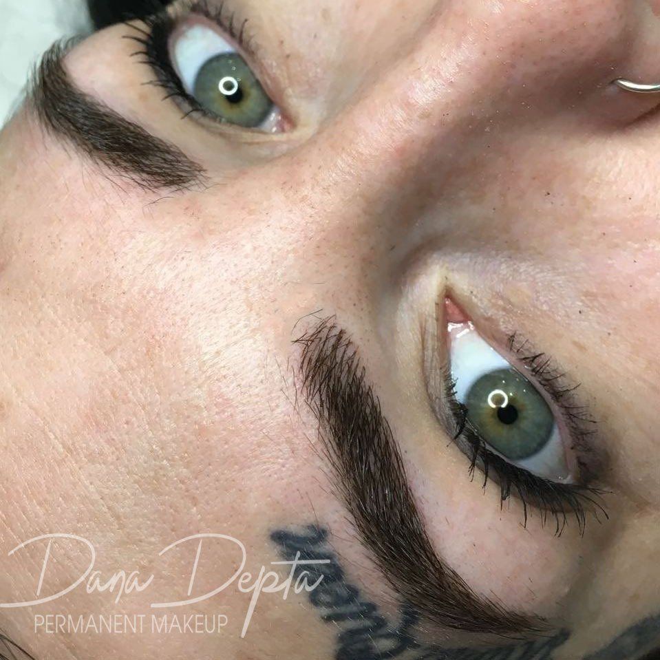 Microblading thick brows