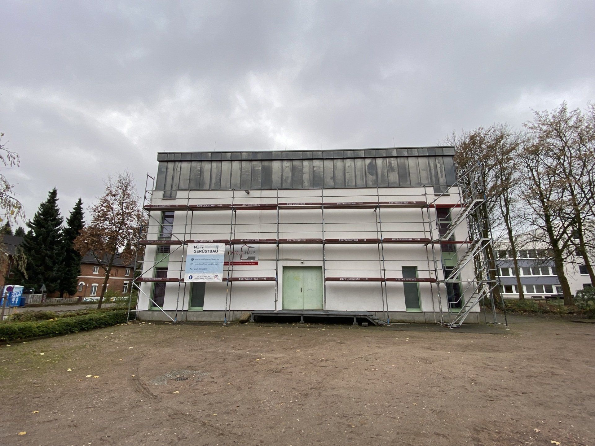 Das Gerüst ist gestellt , damit die Fassade neu beschichtet werden kann.