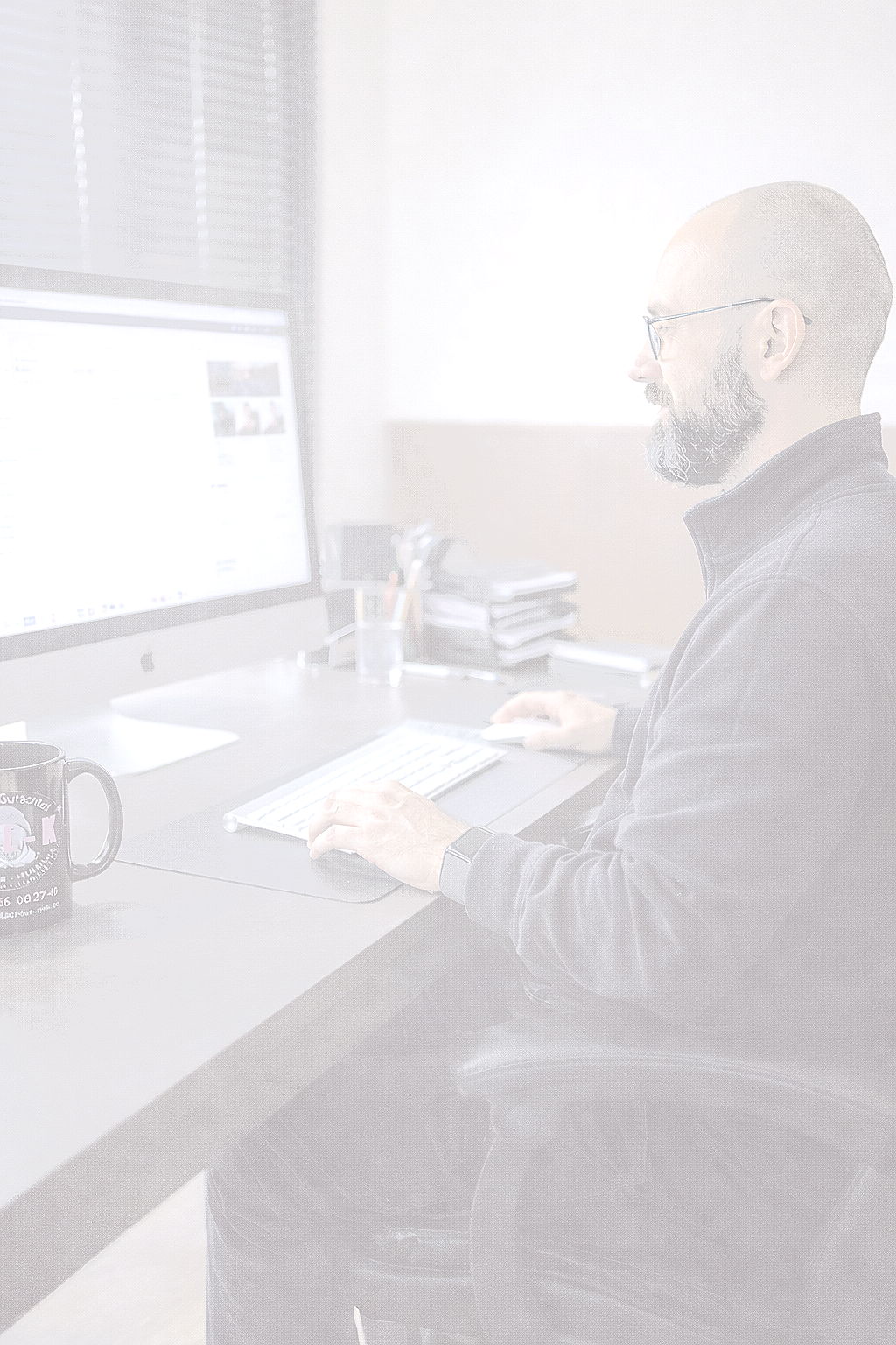 KFZ_Gutachter im Büro bei der Schadenabwicklung in der Region Eifel-Mosel-Hunsrück- professionelle Unfall-und Haftpflichtgutachten