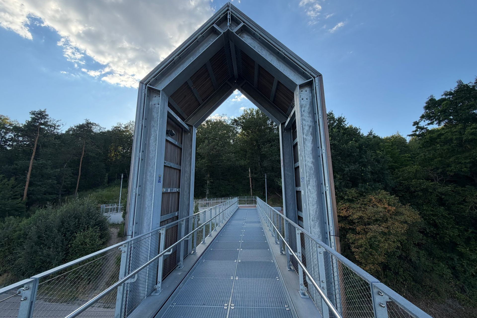 Skywalk in Bernkastel-Kues mit Blick über die Mosel und die Weinberge der Mittelmosel