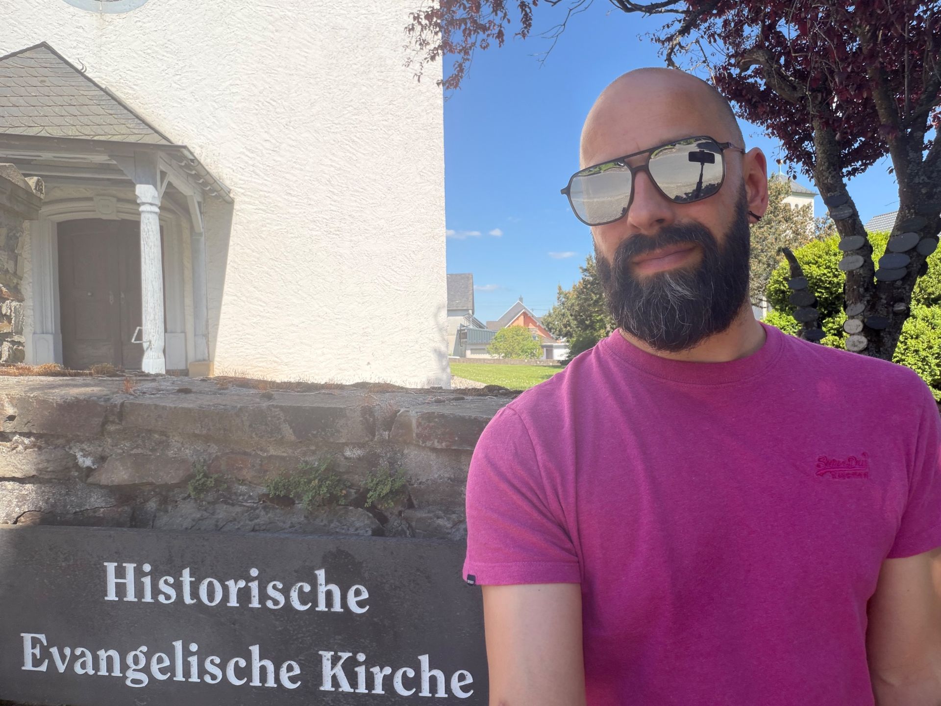KFZ-Gutachter MLK an der historischen Kirche in Stipshausen“